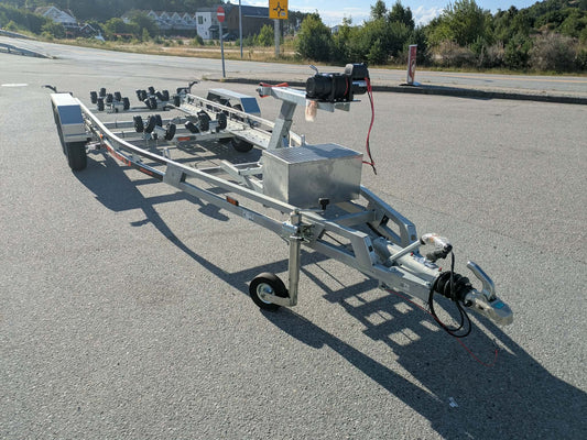 Nylig levert 2400BR Båthenger, med solcelle vinsj